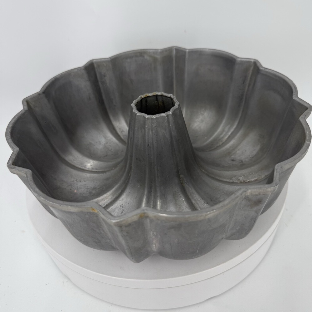 Vintage Northland Aluminum Products BUNDT Pan #8 Cast Aluminum Minneapolis USA